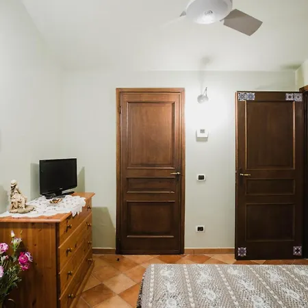 Apartment Rustic House Near With Private Parking And Garden!